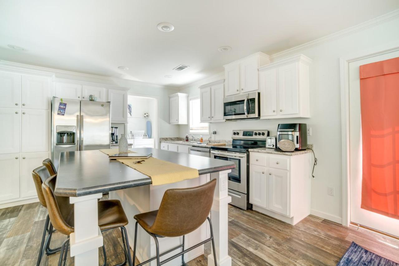 Charleston Home With Porch - 3 Mi To Folly Beach! エクステリア 写真
